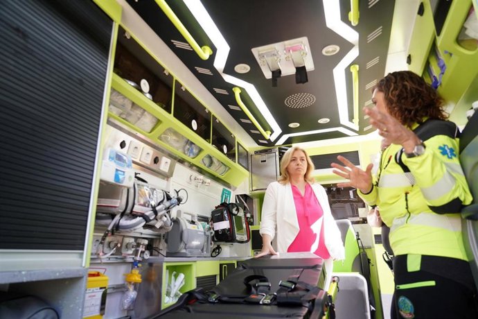 La vicealcaldesa de Madrid, Inma Sanz, dentro de unas nueva ambulancia de Samur-PC