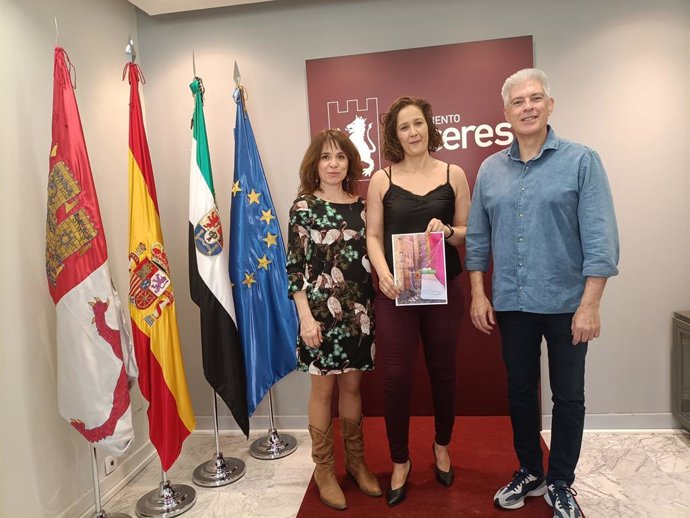 Los concejales del PSOE en el Ayuntamiento de Cáceres, Belén Fernández, María Ángeles Costa y Antonio Bohigas