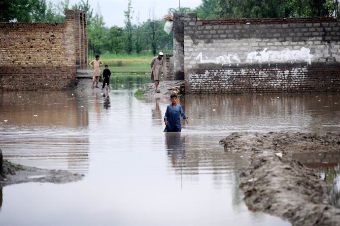 April 15, 2024, Peshawar, Peshawar, Pakistan: Extreme weather conditions cause casualties in Pakistan...PESHAWAR, PAKISTAN - APRIL 15: People look at the floods in Charsadda river due to heavy rains in Peshawar, Pakistan on April 15, 2024. According to th