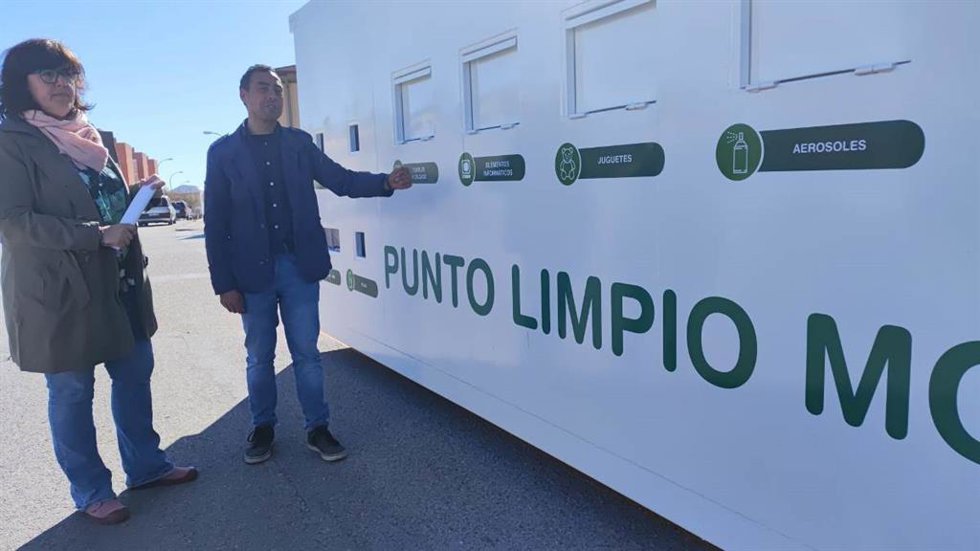 Ana Alegre y Fernando Baena con el nuevo punto limpio móvil de la ciudad de Soria