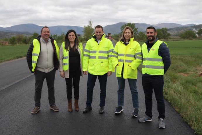 El consejero de Política Local, Infraestructuras y Lucha contra la Despoblación, Daniel Osés, visita las obras en la LR-113