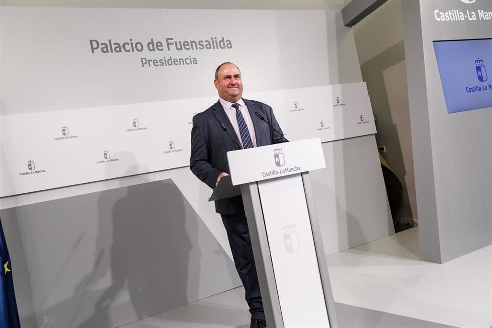 El consejero de Agricultura, Ganadería y Desarrollo Rural de C-LM, Julián Martínez Lizán.