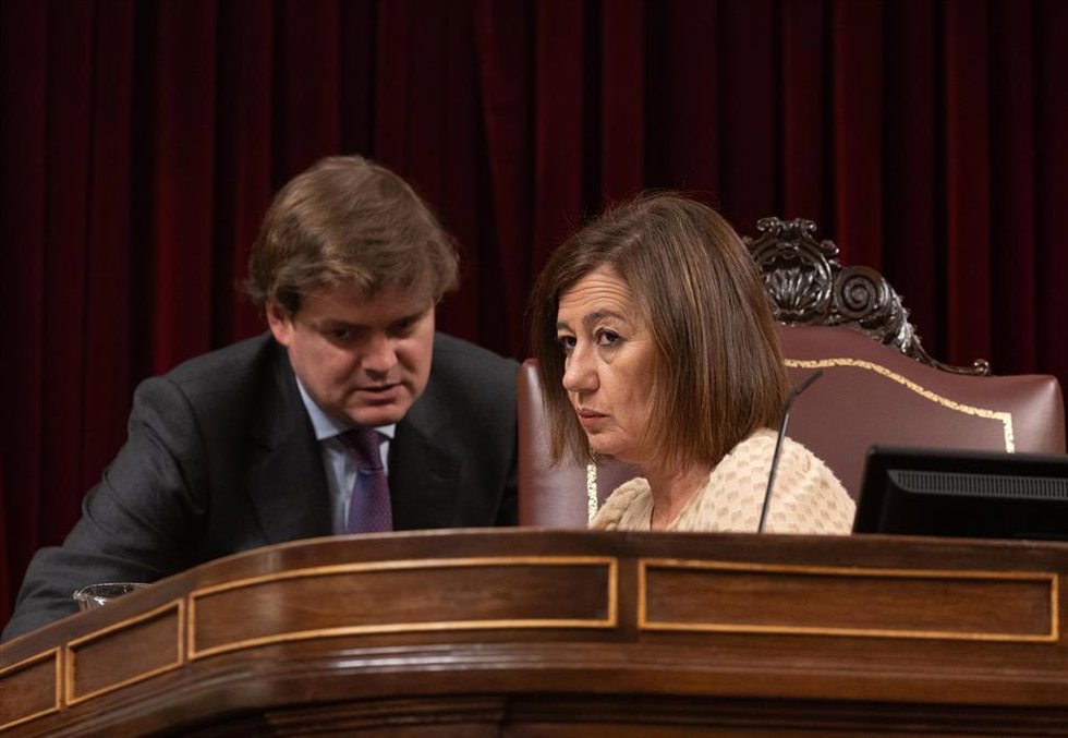 El secretario general del Congreso, Fernando Galindo, hablando con la presidenta, Francina Armengol, en el Pleno