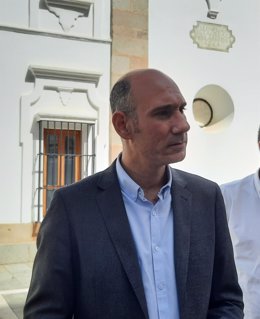 El portavoz del PP en la Asamblea de Extremadura, José Ángel Sánchez Juliá, en declaraciones a los medios