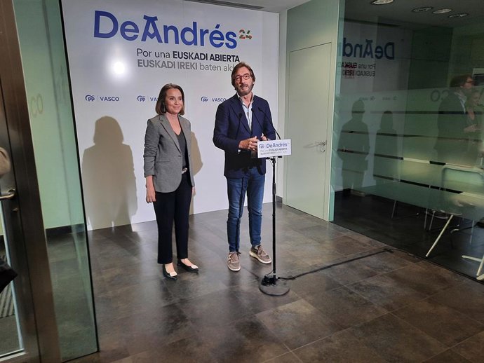 Gamarra y el presidente del PP de Álava, Iñaki Oyarzabal, en el acto de este martes en Vitoria-Gasteiz
