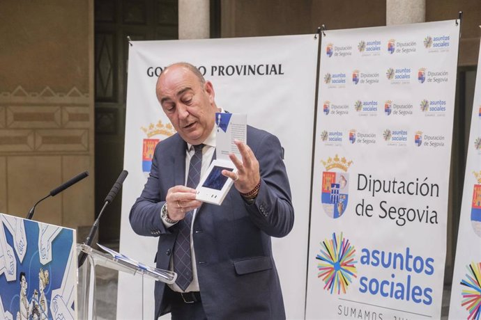 El presidente de la Diputación, Miguel Ángel de Vicente, muestra la video-tarjeta de la campaña.