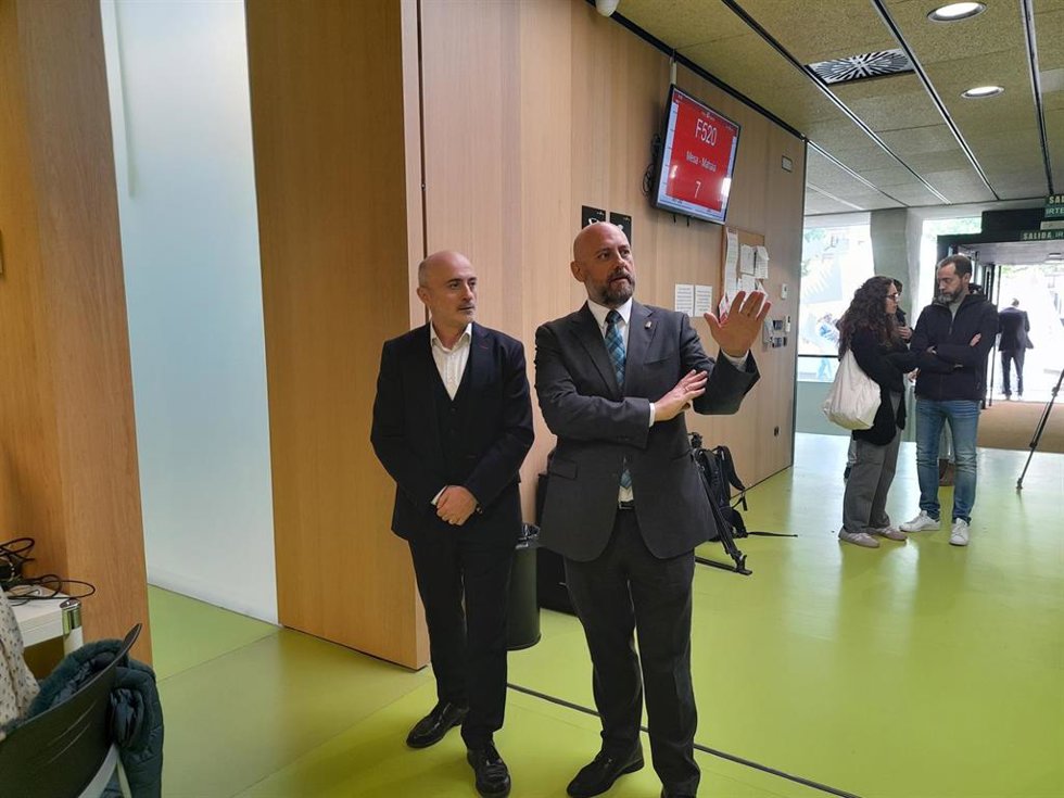 El consejero de Economía y Hacienda del Gobierno de Navarra, José Luis Arasti, junto al director gerente de Hacienda Foral de Navarra, Óscar Martínez de Bujanda