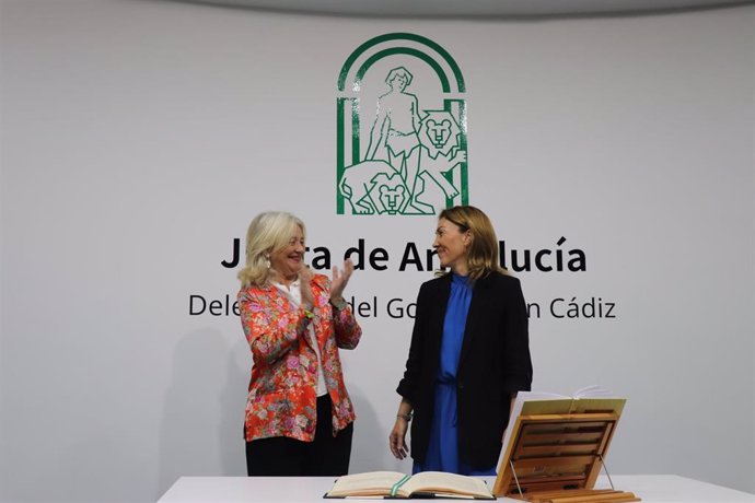 La delegada del Gobierno de la Junta de Andalucía en la provincia de Cádiz, Mercedes Colombo, en la toma de posesión de Tania Barcelona como nueva nueva delegada territorial de Turismo, Cultura y Deporte en la provincia.