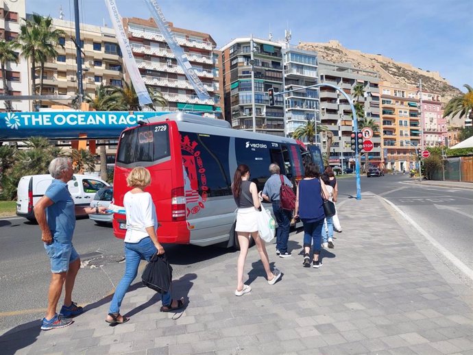 Archivo - La lanzadera en autobús al Castillo de Santa Bárbara de Alicante