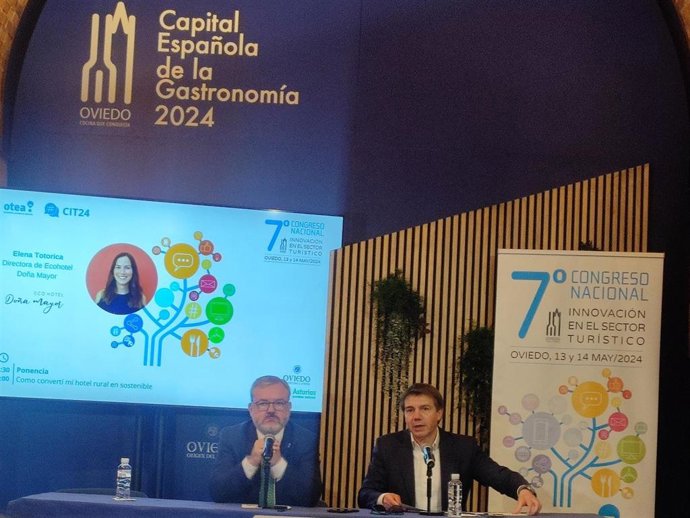 El concejal de Hostelería, Turismo y Congresos del Ayuntamiento de Oviedo, Alfredo García Quintana; y el presidente de OTEA,  José Luis Álvarez Almeida, durante la presentación del VII Congreso de Innovación del Sector Turístico