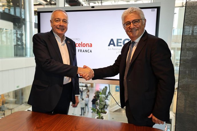 El delegado del Estado en el CZFB, Pere Navarro, y el director general de Aecoc, Bonmatí, en la firma del acuerdo de colaboración entre ambas entidades este martes en el DFactory