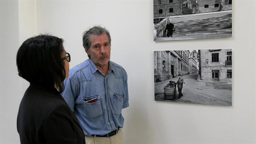 El fotógrafo holandés Frid Franssen delante de unas imágenes en Salamanca