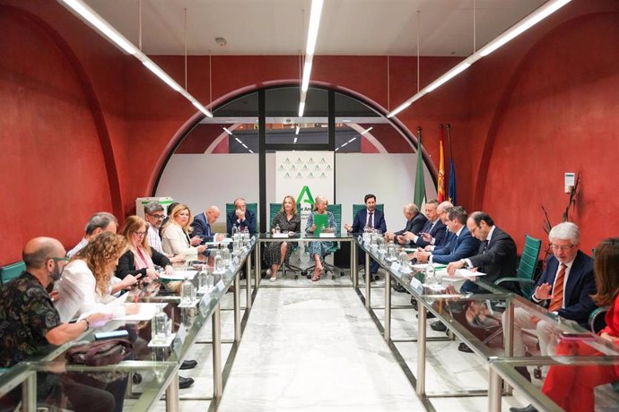 La consejera de Desarrollo Educativo de la Junta de Andalucía, Patricia del Pozo, ha presidido la firma del acuerdo con patronal y sindicatos de la enseñanza concertada.