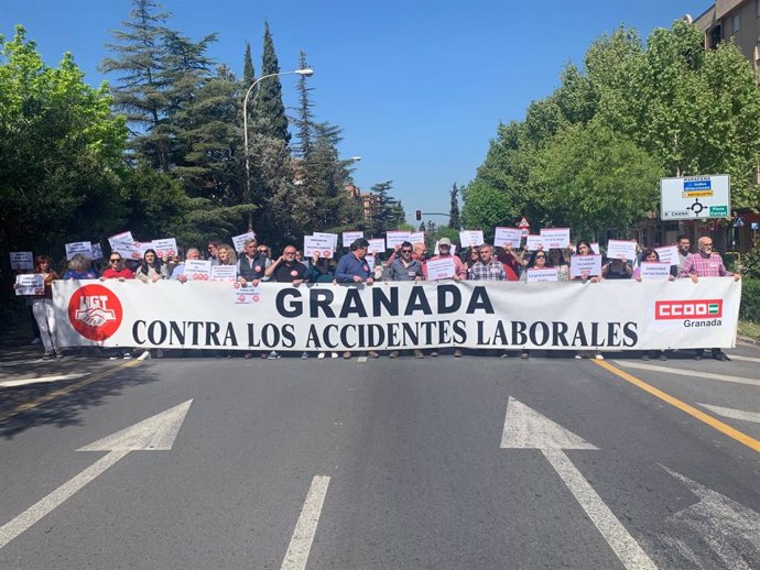 Concentración de los sindicatos por la muerte de un trabajador en Moraleda de Zafayona (Granada).