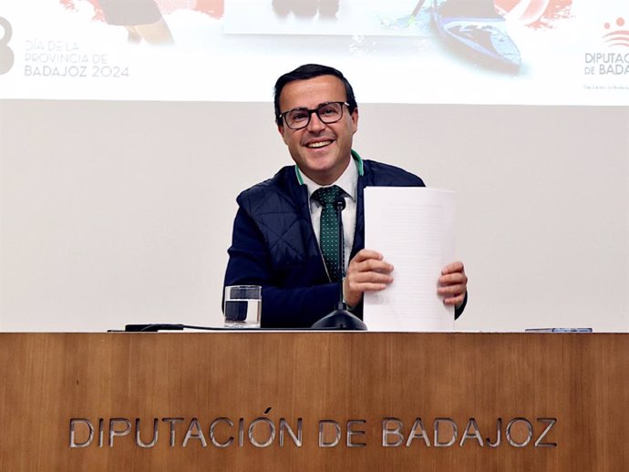 El presidente de la Diputación de Badajoz, Miguel Ángel Gallardo, en la presentación de los premios de la provincia 2024.