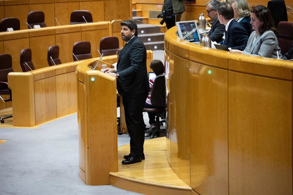 El presidente de la Región de Murcia, Fernando López Miras, interviene durante la reunión de la Comisión General de las Comunidades Autónomas, en el Senado, a 8 de abril de 2024, en Madrid (España). La reunión de la Comisión General de las Comunidades A