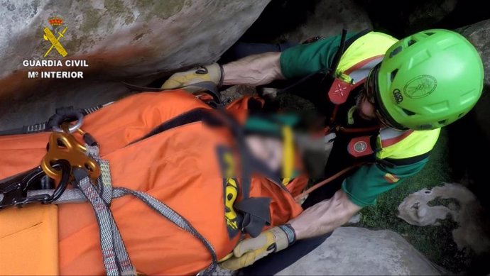 La Guardia Civil durante el rescate a una mujer alemana que sufrió un accidente en el Torrent de Pareis, motivo por el que fue trasladada al Hospital de Son Espases.