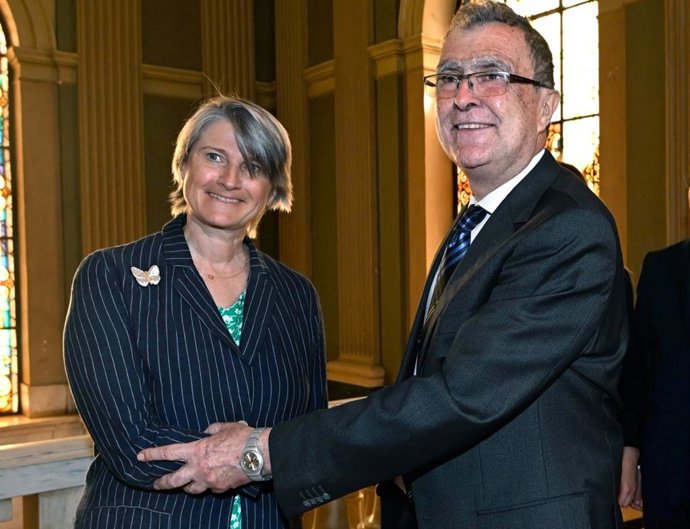 La directora general de Ouigo, Hélène Valenzuela, y el alcalde de Murcia, José Ballesta