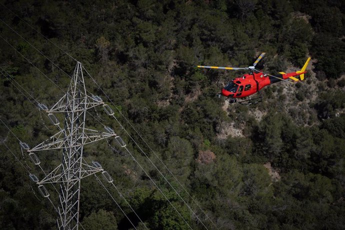 Un helicóptero de Endesa durante su campaña de protección de bosques