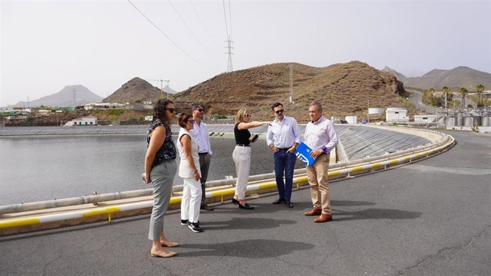 El vicepresidente del Cabildo de Tenerife, Lope Afonso, y el consejero de Sector Primario, Valentín González, en una visita a la balsa de Valle San Lorenzo