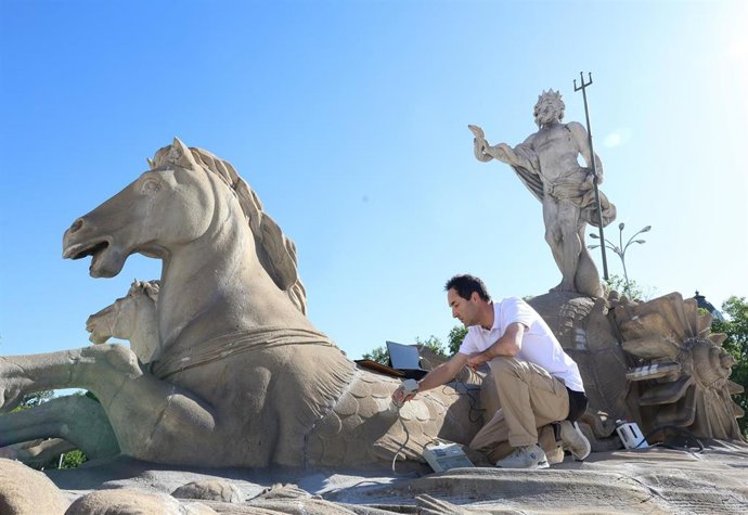 Trabajador intervienen en la Fuente de Neptuno para su rehabilitación, a 16 de abril de 2024, en Madrid (España). 