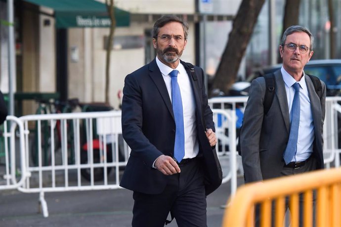 El senador de Coalición Canaria Pedro Manuel Sanginés (i) a su llegada al Tribunal Supremo.