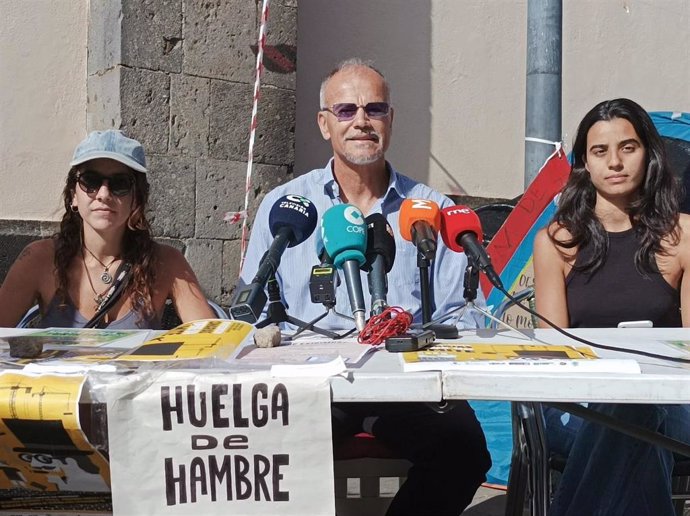 El portavoz de la plataforma 'Canarias se agota', Víctor Martín, comparece en rueda de prensa junto a la psicóloga y la enfermera del campamento para informar del estado de salud de las personas en huelga de hambre