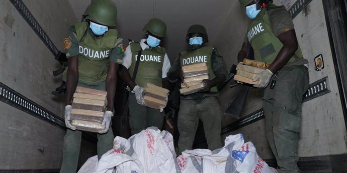 Agentes de Aduanas de Senegal durante la incautación de más de 1,1 toneladas de cocaína en Kidira, cerca de la frontera con Malí