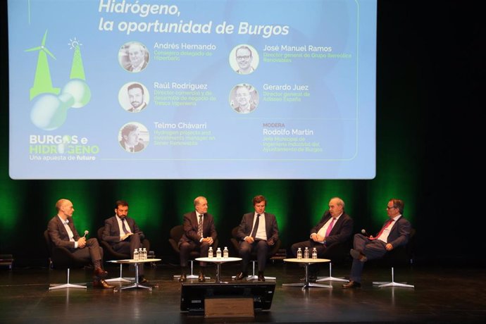 PArticipantes en una de las mesas redondas de la Jornada sobre el Hidrógeno Verde en Burgos