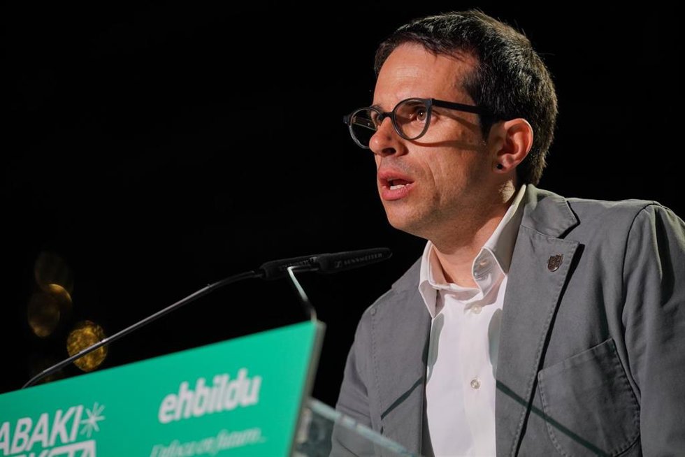 El candidato a lehendakari, Pello Otxandiano, interviene durante el inicio de la campaña electoral de EH Bildu, en la Plaza de Santa Bárbara, a 4 de abril de 2024