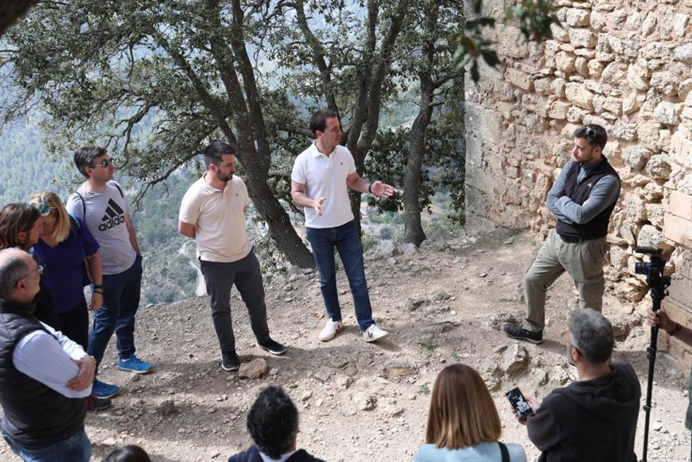 El presidente del Consell de Mallorca, Lloren Galmés, junto al alcalde de Alaró, Lloren Perelló, en una visita que ha realizado este martes a las inmediaciones del Castell d'Alaró.