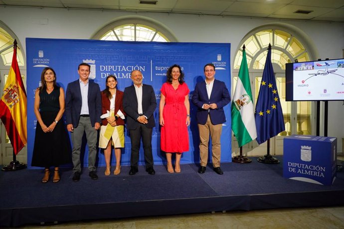 Archivo - Los representantes de Diputación y Ayuntamiento de Almería se reúnen con responsables de Iberia.