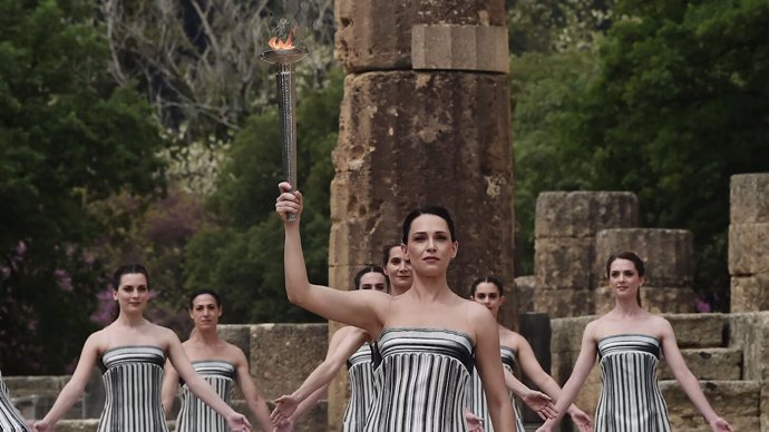 Encendido de la llama olímpica de París 2024.