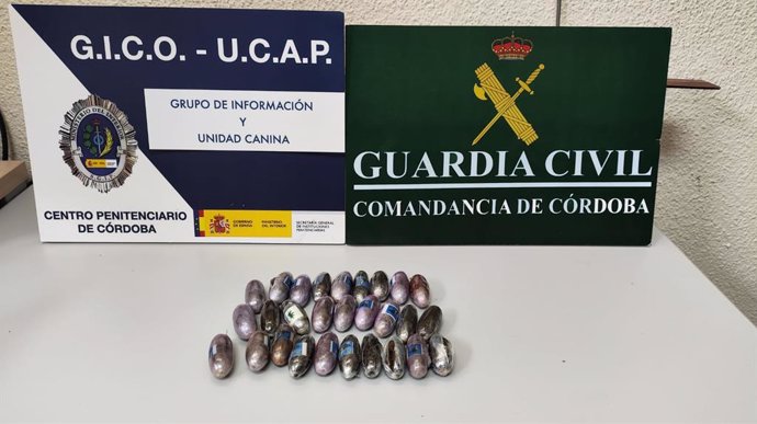 Bellotas de hachís intervenidas por la Guardia Civil.