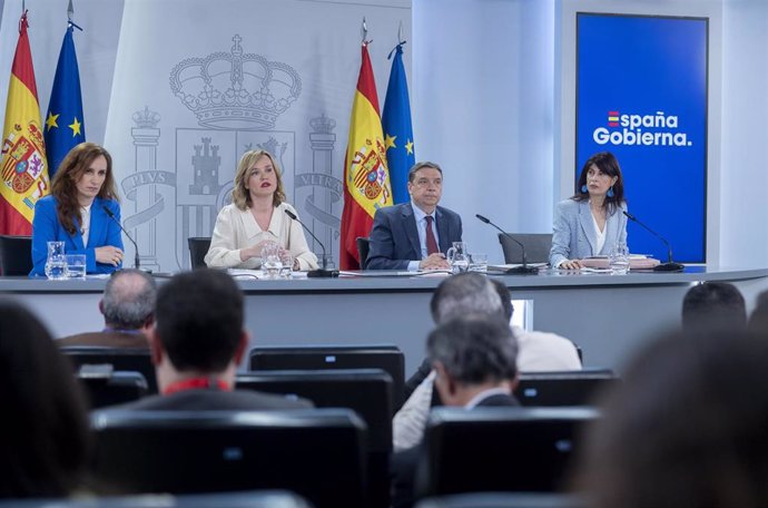 La ministra de Sanidad, Mónica García, durante una rueda de prensa posterior a la reunión del Consejo de Ministros, en el Palacio de la Moncloa, a 16 de abril de 2024, en Madrid (España). 
