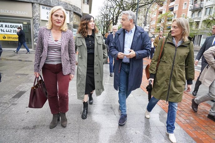 La presidenta de Madrid, Isabel Díaz Ayuso, en Bilbao junto a los candidatos a las elecciones vascas