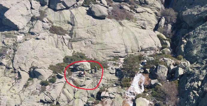 Imagen del rescate en la zona del arroyo del Corro Chico, en Segovia, a un montañero que sufrió una indisposición.