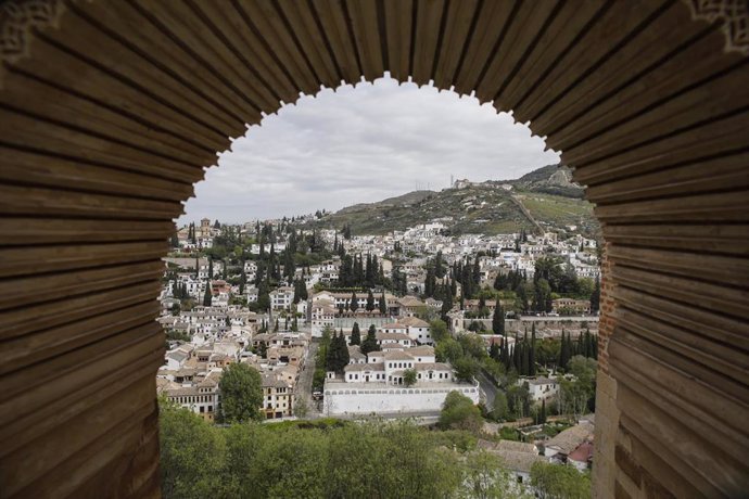 Archivo - Vistas a la ciudad de Granada desde la Alhambra. Archivo.