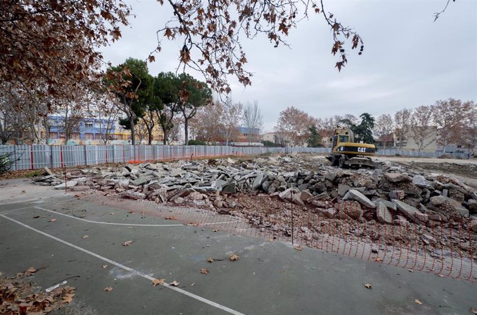 Archivo - Una zona en obras en el Parque de Comillas en diciembre.