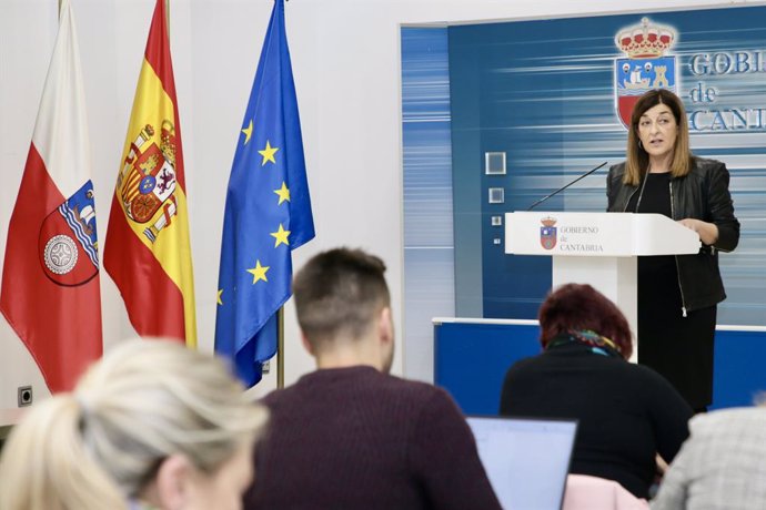 Archivo - La presidenta de Cantabria, María José Sáenz de Buruaga, presenta la agenda reivindicativa de Cantabria ante el Gobierno de España