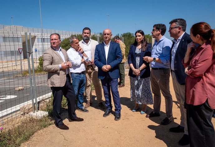El presidente de la Diputación de Huelva, David Toscano (izquierda), junto a alcaldes y representantes de ayuntamientos, a las puertas del Chare de la Costa Occidental, ubicado en el término municipal de Lepe.