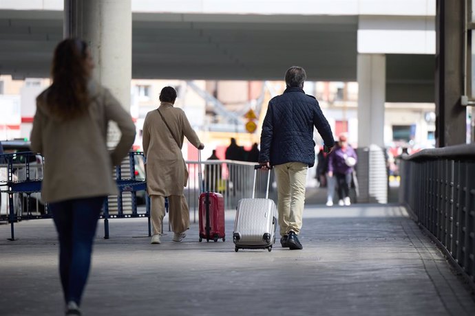 Varias personas caminan por una de las instalaciones de Atocha con motivo de la segunda fase de la operación Salida por Semana Santa en la Estación de Atocha, a 27 de marzo de 2024, en Madrid (España). Renfe ha dispuesto más de 4.000 trenes de AVE, Avlo, 