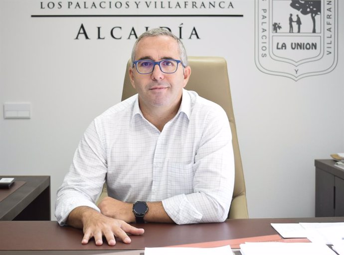 Archivo - El alcalde de Los Palacios, Juan Manuel Valle, en su despacho en el Consistorio.