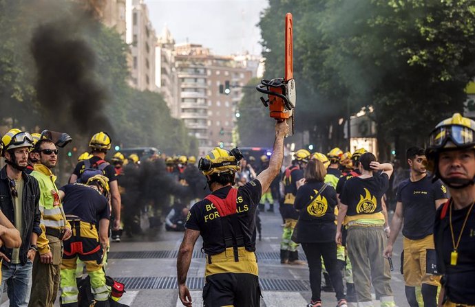 Manifestación de bomberos forestales de la Generalitat Valenciana contra los recortes, desde la Plaza Alfons el Magnànim hasta el Palau de la Generalitat.