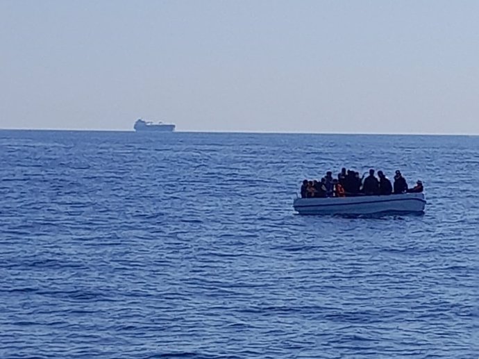 Patera con 18 personas rescatada en aguas de Almería por Salvamento Marítimo.