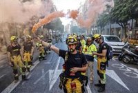 El Consell dice que cubrirá todo el refuerzo de bomberos forestales este mes y trabaja en darles "los medios necesarios"