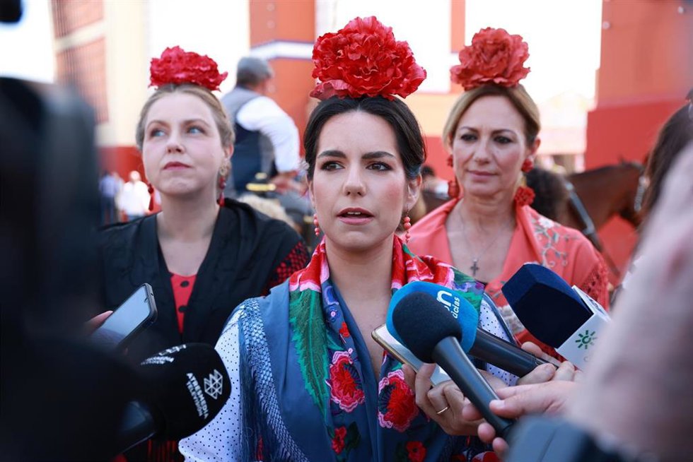 La portavoz de VOX en el Congreso, Pepa Millán, atiende a los medios de comunicación en la portada de la Feria de Abril, a 16 de abril de 2024, en Sevilla, Andalucía (España). Hoy, en este caluroso martes de Feria, políticos de todas las ideologías lleg