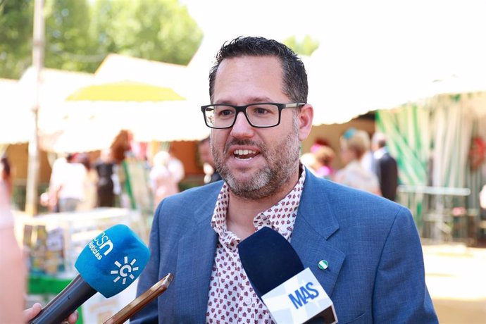 El portavoz de Adelante Andalucía, José Ignacio García, este martes en su atención a medios en la Feria de Sevilla. 