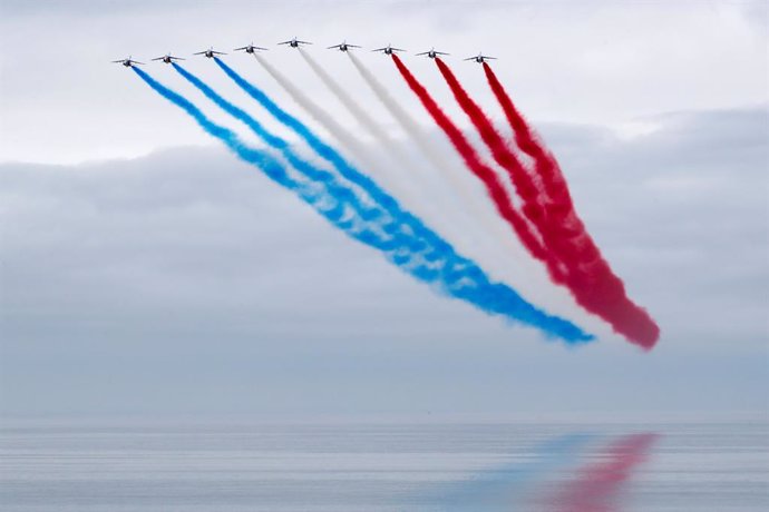 Archivo - 06 June 2021, France, Ver-Sur-Mer: French Air Force Patrouille de France Team perform at the official opening ceremony of the British Normandy Memorial at Ver-sur-Mer in France on the anniversary of the D-Day, the Normandy landings during World 