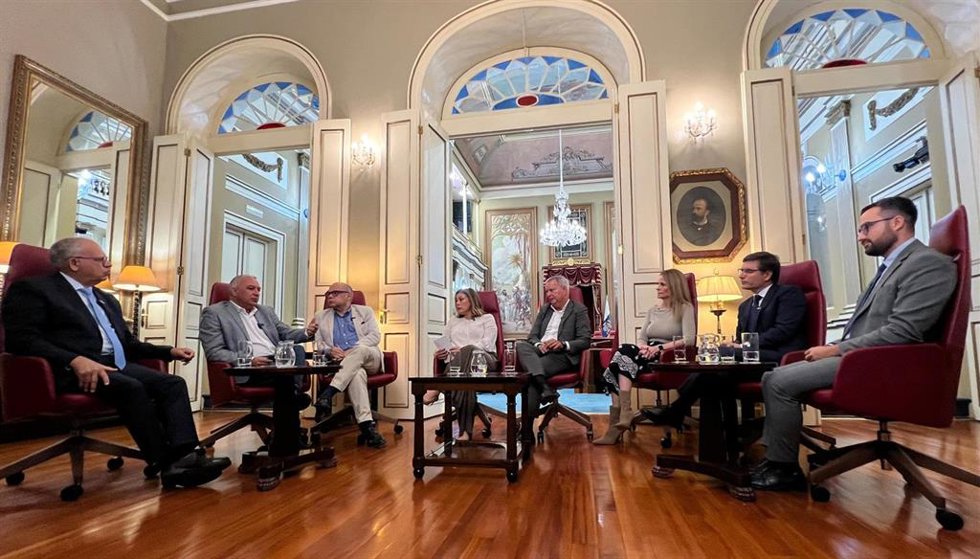 La presidenta del Parlamento de Canarias, Astrid Pérez, y los portavoces de los siete grupos parlamentarios durante la grabación del primer video podcast 'Parlamento Abierto'